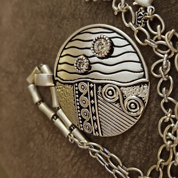 PREMIER DESIGNS New Seasons Reversible Abstract Circle Pendant Jewelry Set - Picture 4 of 9